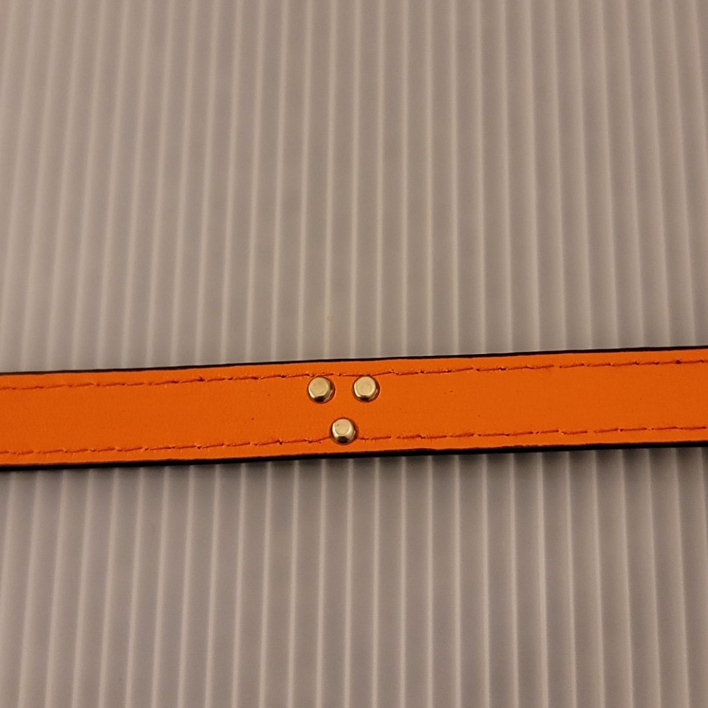 2022 Design V Signature Leather Bracelet - Picture 7 of 8